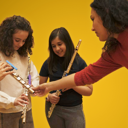 Niñas aprendiendo a usar Fluture Ergo.