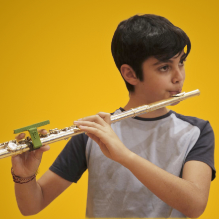 Un niño tocando la flauta travesera con confianza.