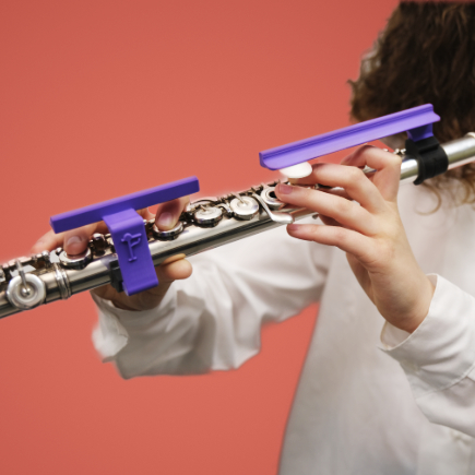 Una niña tocando con Fluture Ergo Duo.